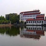 nằm trong vùng Jianggan,  Circle is Shennong Hotel (Hangzhou)