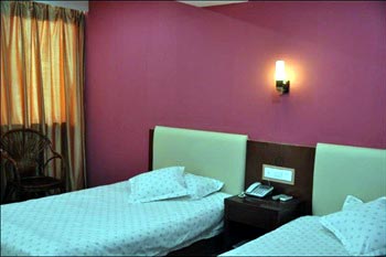 Nanjing Hotel (Guangzhou City shampooes completely with Park Road building shop) 
