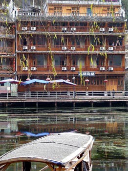 Fenghuang Shuidiaogetou Diaojiaolou Hotel